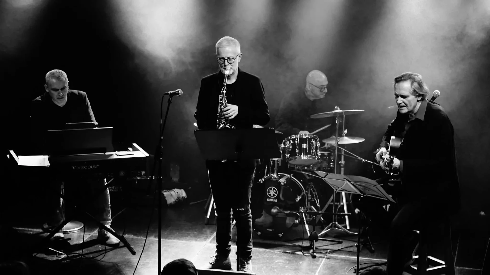 City Nights Quartet in Schwarzweiß auf der Bühne des CC La Posterie in Courcelles