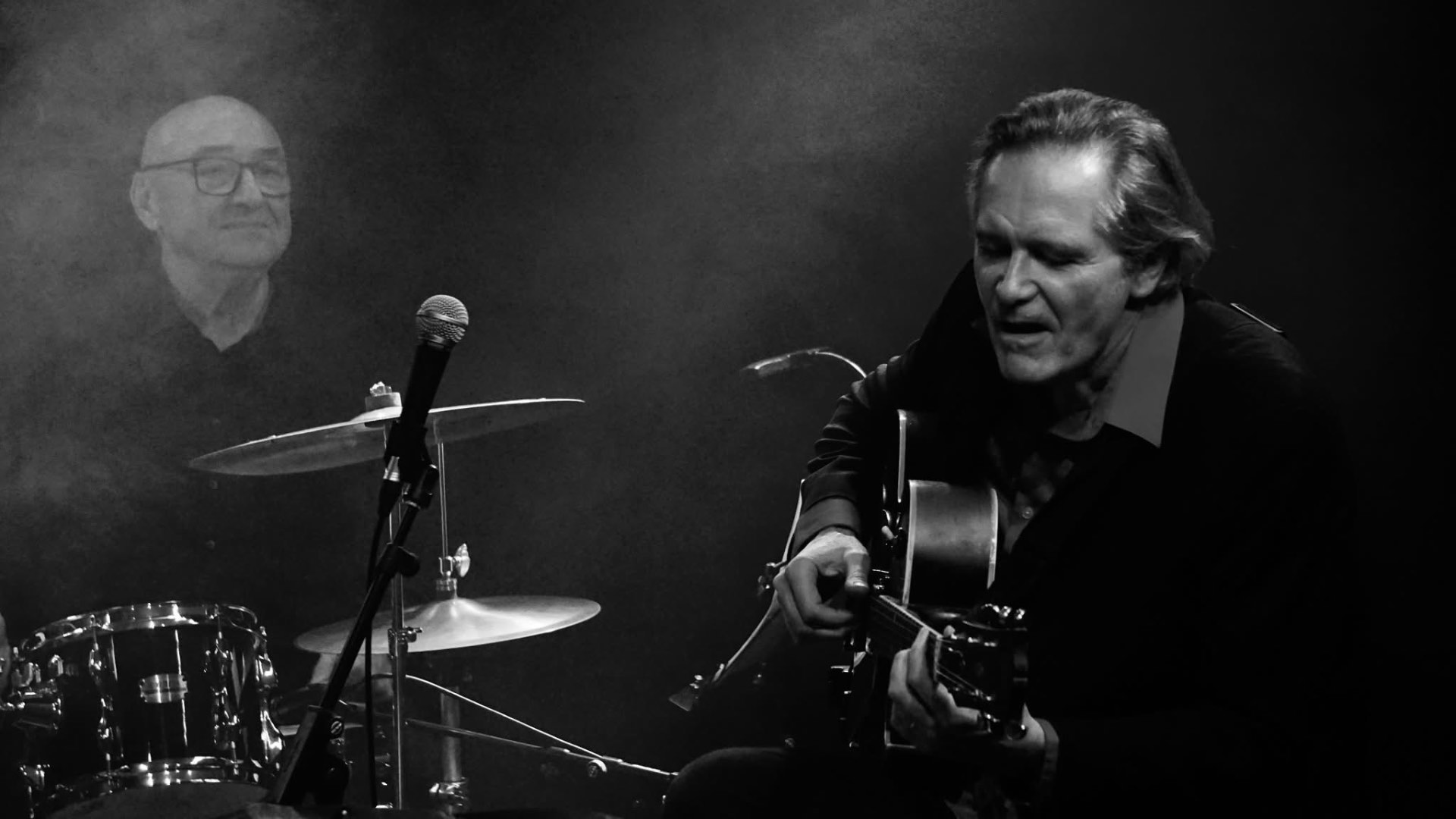 Jeanfrançois Prins an der Gitarre und Bruno Castellucci am Schlagzeug live in Courcelles