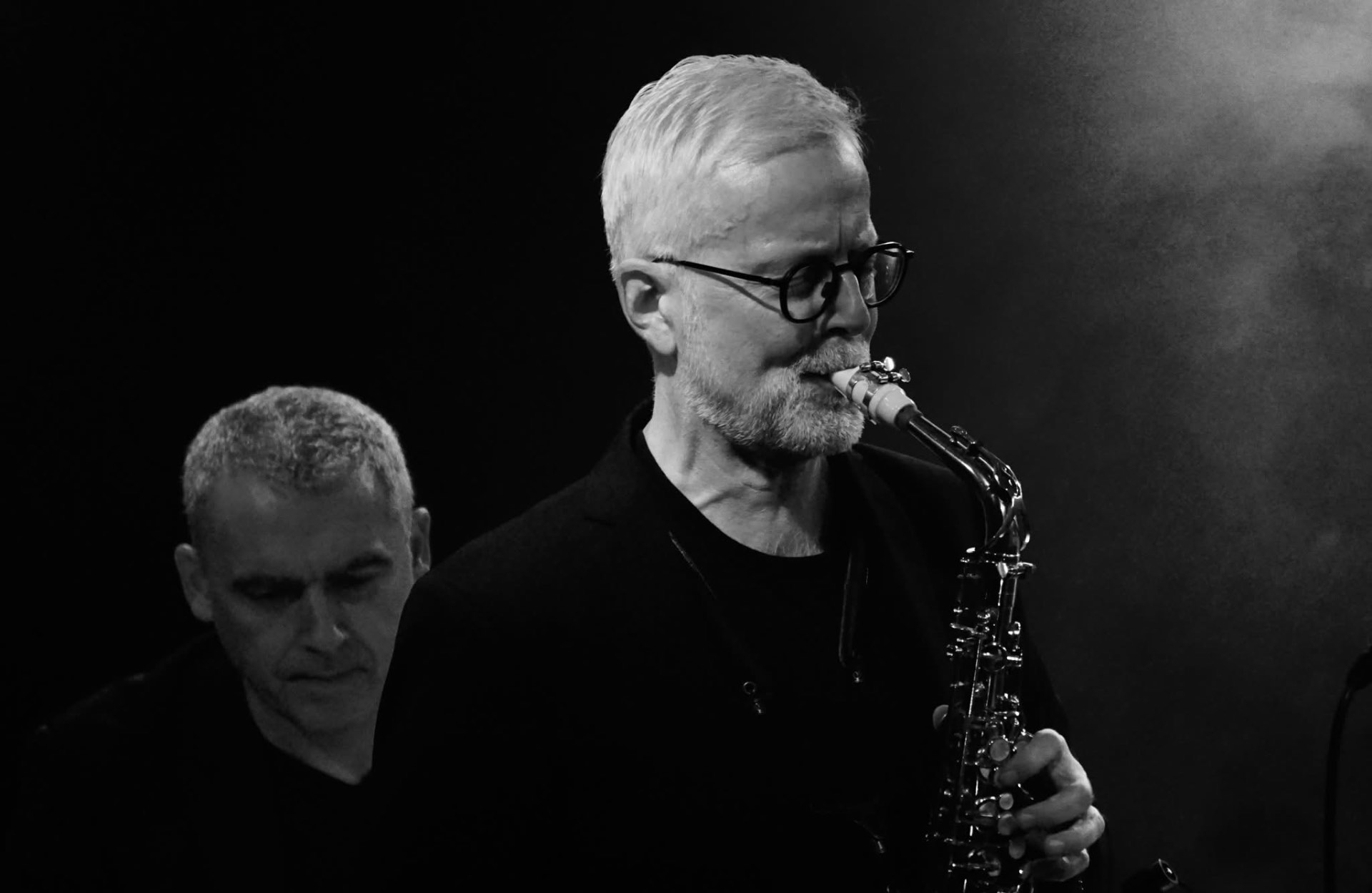 Ulli Jünemann am Altsaxophon mit Jean-Yves Jung, Nahaufnahme in Schwarzweiß