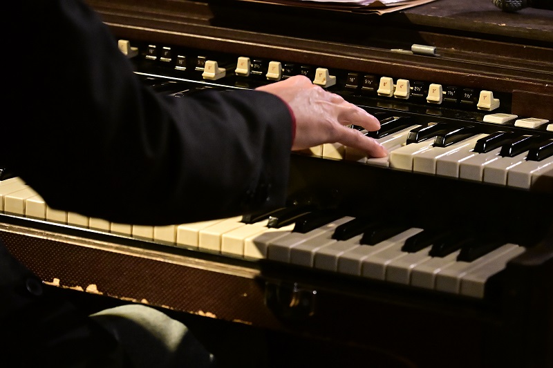 John Hondorp an der Hammond-Orgel